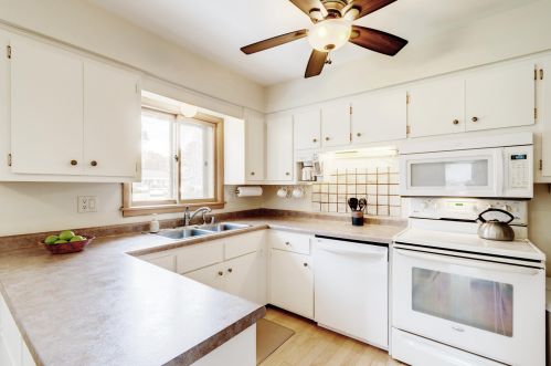 4708 Parkside Dr, Milwaukee WI 53225-4438 exterior