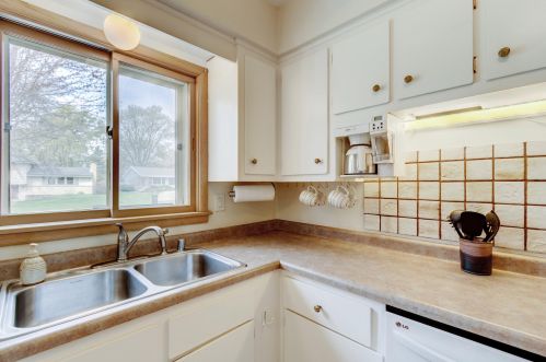 4708 Parkside Dr, Milwaukee WI 53225-4438 exterior