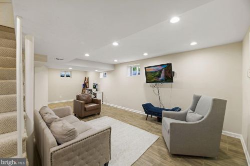 1712 Oakcrest Dr, Alexandria VA 22302-2336 exterior