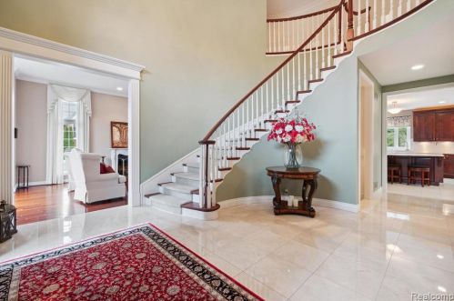 2511 Golf Crst Dr, Rochester MI 48309-4063 exterior