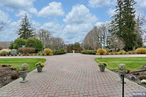 4202 Rio Vis Dr, Mahwah NJ 07430-4510 exterior