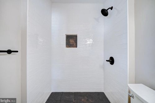 6013 Leewood Dr, Alexandria VA 22310-1920 exterior