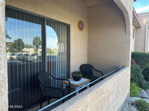 5750 Camino Esplendora, Tucson AZ  85718-4504 exterior