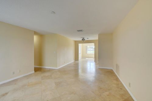 2390 14 Ave, Boynton Beach FL 33426-5871 exterior