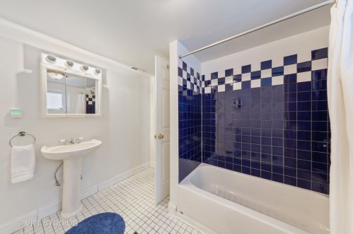 6553 Hiawatha Ave, Chicago IL 60646-4219 exterior