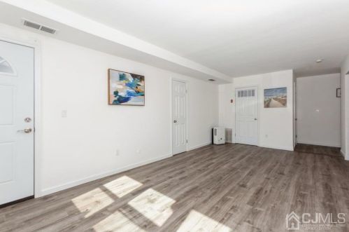 460 College Dr, Edison NJ 08817-5951 exterior