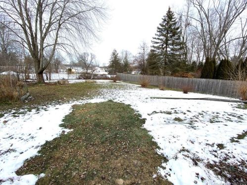 21 Pleasant St, Windsor Locks CT 06096-1439 exterior