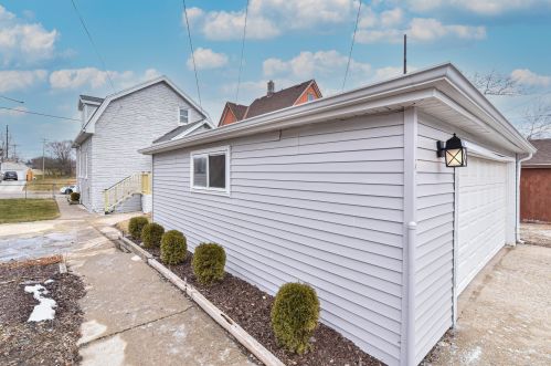 1325 Pryor Ave, Milwaukee WI  53207-1869 exterior