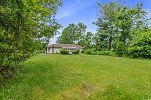 1160 Carlls Straight Path, Huntington Station NY 11746-8018 exterior