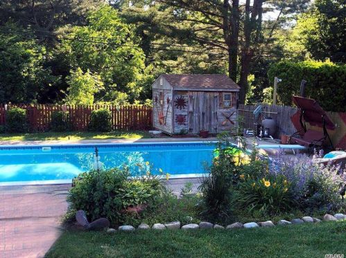 2 Crabapple Ln, Commack NY 11725-2404 exterior