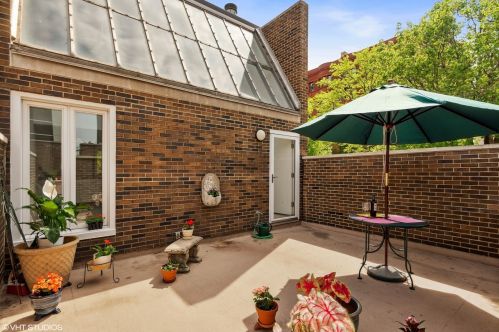 1537 Sandburg Ter, Chicago IL 60610-8052 exterior