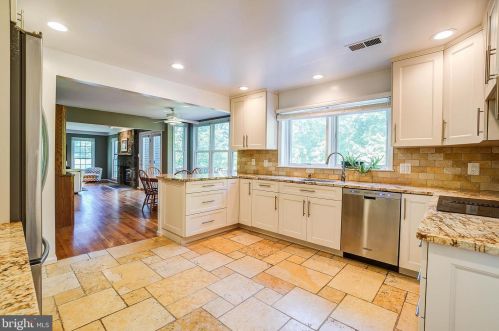 9400 Fox Hollow Dr, Rockville MD 20854-2083 exterior