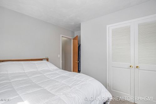 1004 Oakcrest St, Wyoming MI exterior