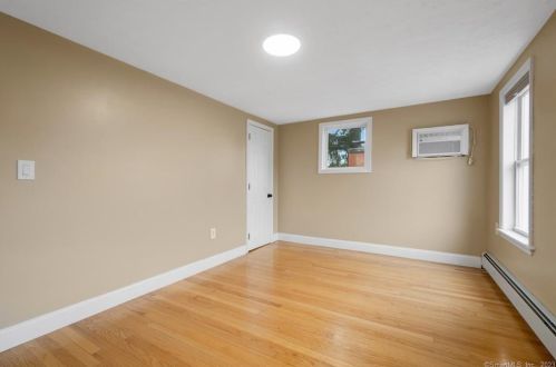 92 West St, Windsor Locks CT  06096-1813 exterior