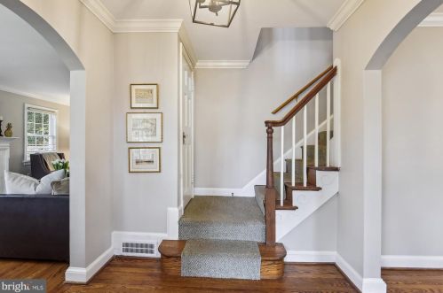 1612 Oakcrest Dr, Alexandria VA 22302-2337 exterior