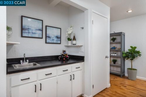 1070 Mohr Ln, Concord CA  94518-3761 exterior