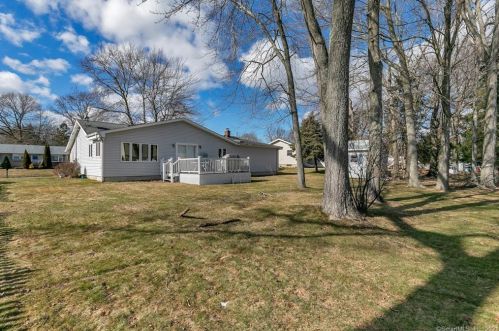 39 Caroline Dr, Milford CT 06461-2715 exterior