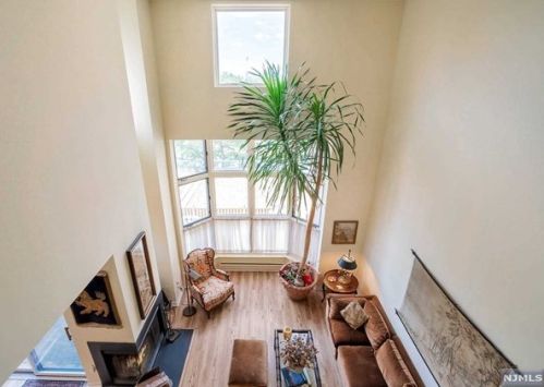 315 Livingston Ct, Edgewater NJ 07020-1639 exterior