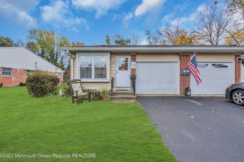8 Mason Ln, Lakehurst, NJ 08759-1655