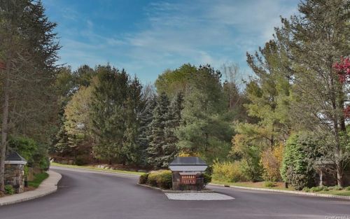 17 Caruso Pl, Armonk NY 10504-1366 exterior