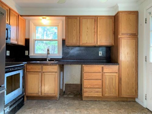 21 Arthur Ave, Enfield CT 06082-2503 exterior