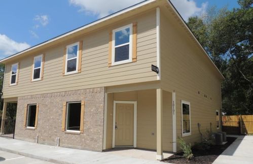 615 Hayman St, Huntsville, TX 77340-6513