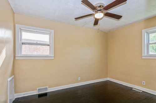 9024 Oglesby Ave, Chicago IL 60617-3931 exterior