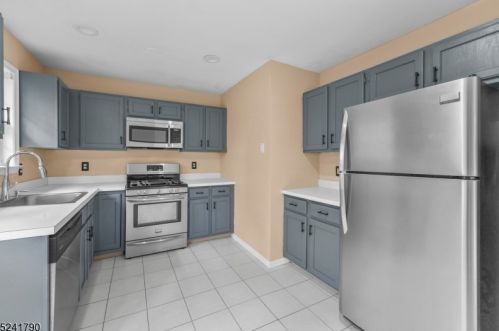 124 Tomahawk Ct, Montgomery NJ  08502-4105 exterior