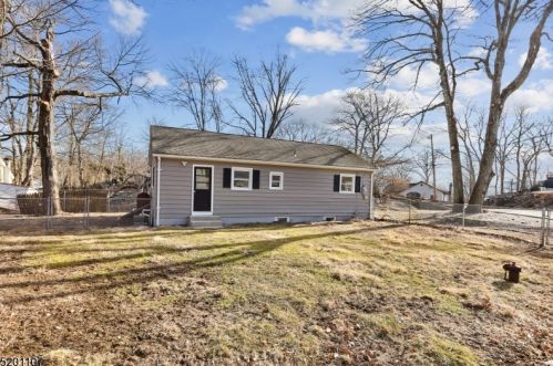 22 Northwestern Trl, Hopatcong NJ  07843-1520 exterior