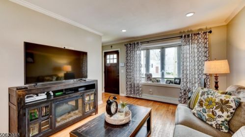 2378 Canterbury Ln, Rahway, NJ 07065-3704