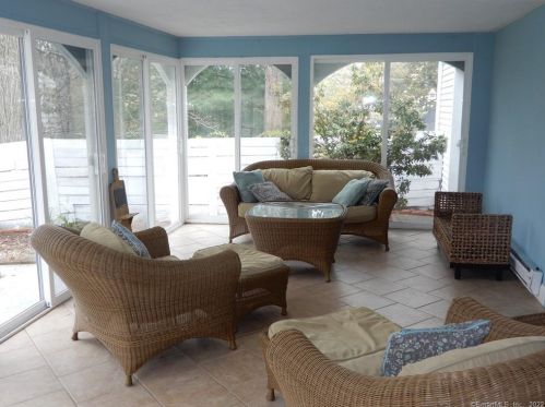 31 Mayflower Ln, Meriden CT 06450-3522 exterior