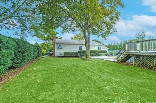 41 Radburn Dr, Commack NY 11725-1116 exterior