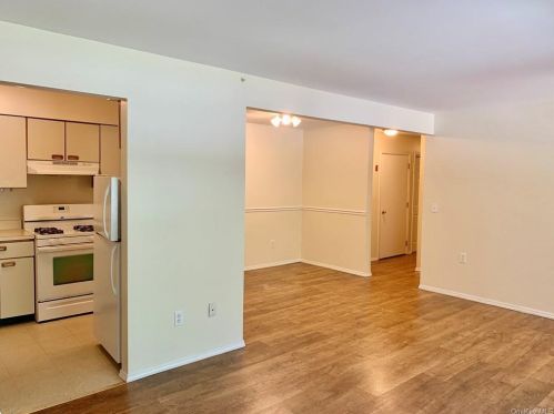 1 Ruth Ct, Middletown NY 10940-5328 exterior