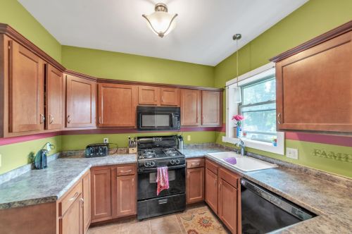 1665 Plainfield Ave, Grand Rapids MI 49505-4704 exterior