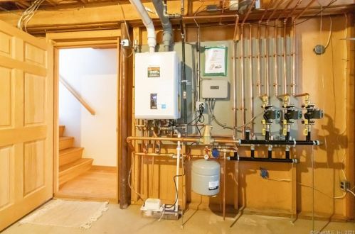 21 Susan Cir, Enfield CT 06082-5767 exterior