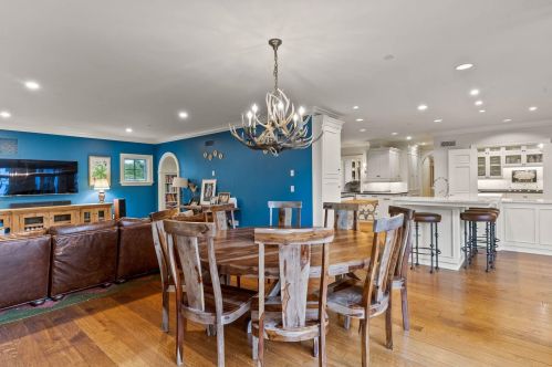 9303 Vly Hl Rd, Milwaukee WI 53217-1039 exterior