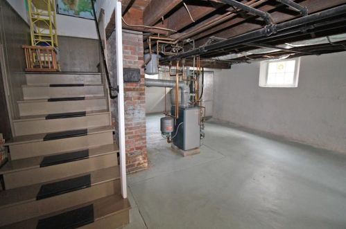 135 Gibbs Ave, Middletown RI 02840-2258 exterior