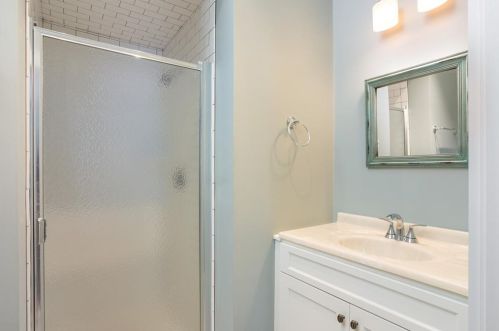 29 Champlin St, Middletown RI 02840-2879 exterior