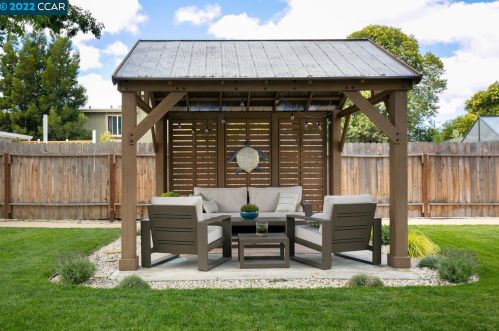 2521 Maple Ave, Concord CA 94520-1822 exterior