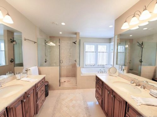 303 Mamanasco Rd, Ridgefield CT 06877-2425 exterior