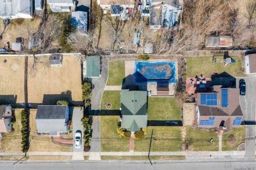 31 Leyden St, Huntington Station NY 11746-1825 exterior