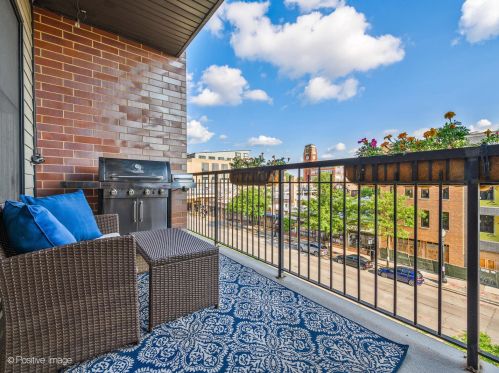 1842 Irving Park Rd, Chicago IL  60613-2406 exterior