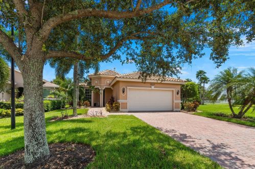 10112 Oak Tree Cir, Fort Pierce, FL 34987-2467