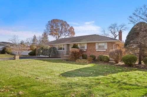 76 Burton Ln, Commack NY 11725-1941 exterior