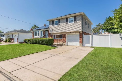 92 Forsythia Ln, Babylon NY 11703-2806 exterior