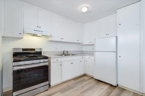 3003 Ala Napuaa Pl, Honolulu, HI 96818-2788