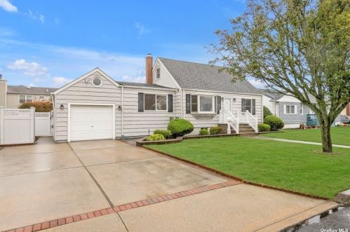 1565 1st St, Babylon, NY 11704-5059