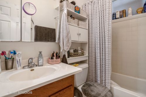 3004 Touhy Ave, Chicago IL 60645-2938 exterior