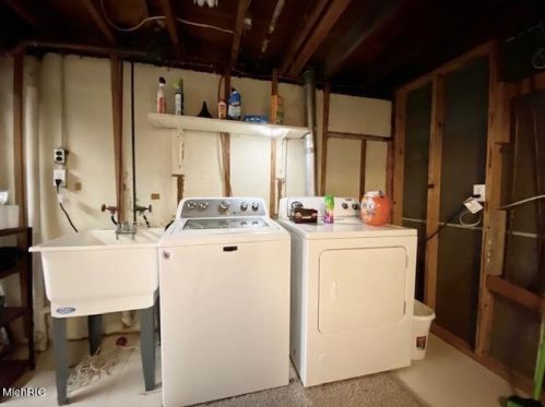 1301 Cavanagh St, Grand Rapids MI 49508-6127 exterior