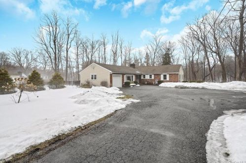 40 Cox Ave, Armonk, NY 10504-2014